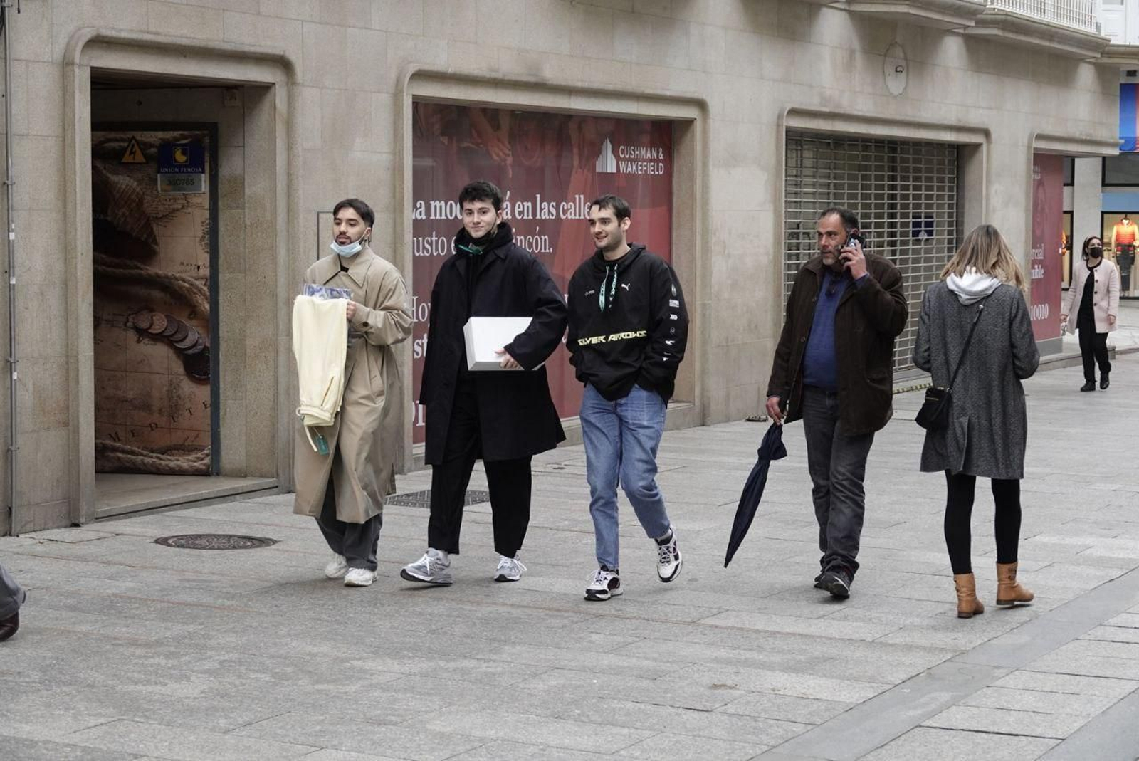 Vigueses el primer día sin la obligatoriedad de llevar mascarilla en exteriores.