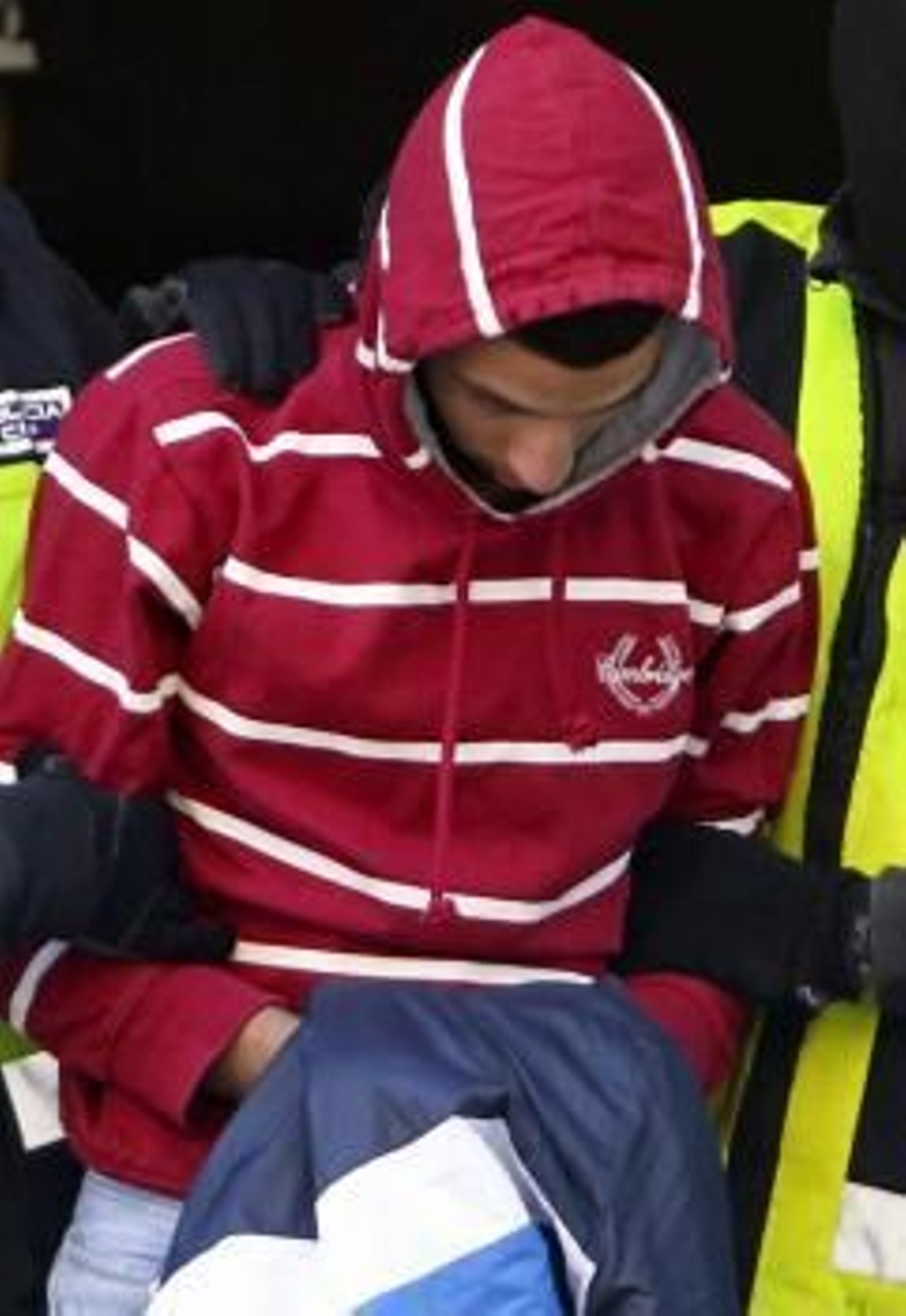 Agentes de Policía trasladan detenido desde su domicilcio en Zaragoza  a Nou Mediouni, de origen argelino.