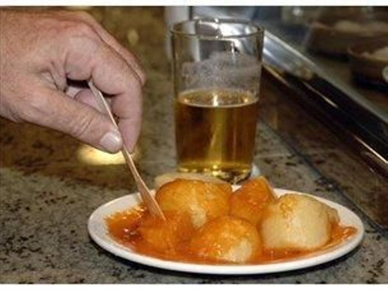 El Instituto Médico Europeo de la Obesidad (IMEO) ha advertido hoy del peligro que las famosas tapas y cañas pueden tener en verano para el organismo.