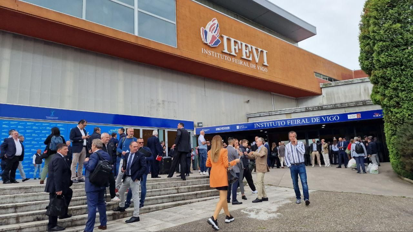 La puerta del Ifevi con los primeros visitantes. // J.V. Landín