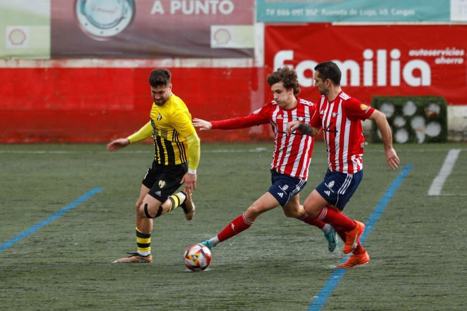 El alondrista Goitia, que rindió a gran nivel en el centro del campo, se lleva un balón en el duelo de ayer.