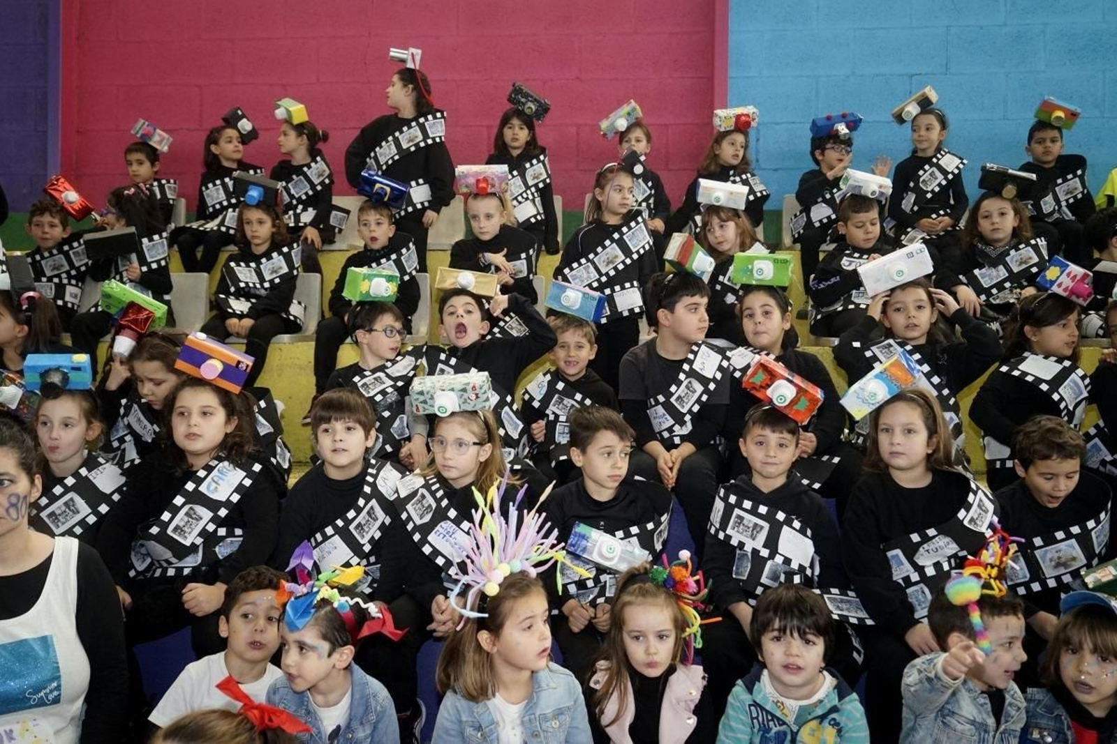 El CEIP Seis do Nadal optó por encuadrar los disfraces de todas sus clases bajo un mismo tema, que este año fue el cine. Mientras algunos alumnos iban vestidos de celuloide, proyector o cámara de vídeo; otros representaron algunos de los géneros y sagas cinematográficos más icónicos de la historia del séptimo arte.