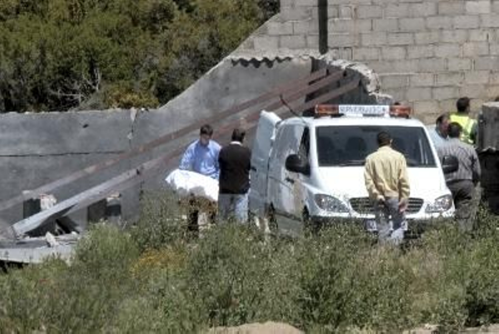 Los servicios judiciales retiran el cuerpo de un trabajador de la empresa Pirotecnia Oscense SA (Foto: EFE)