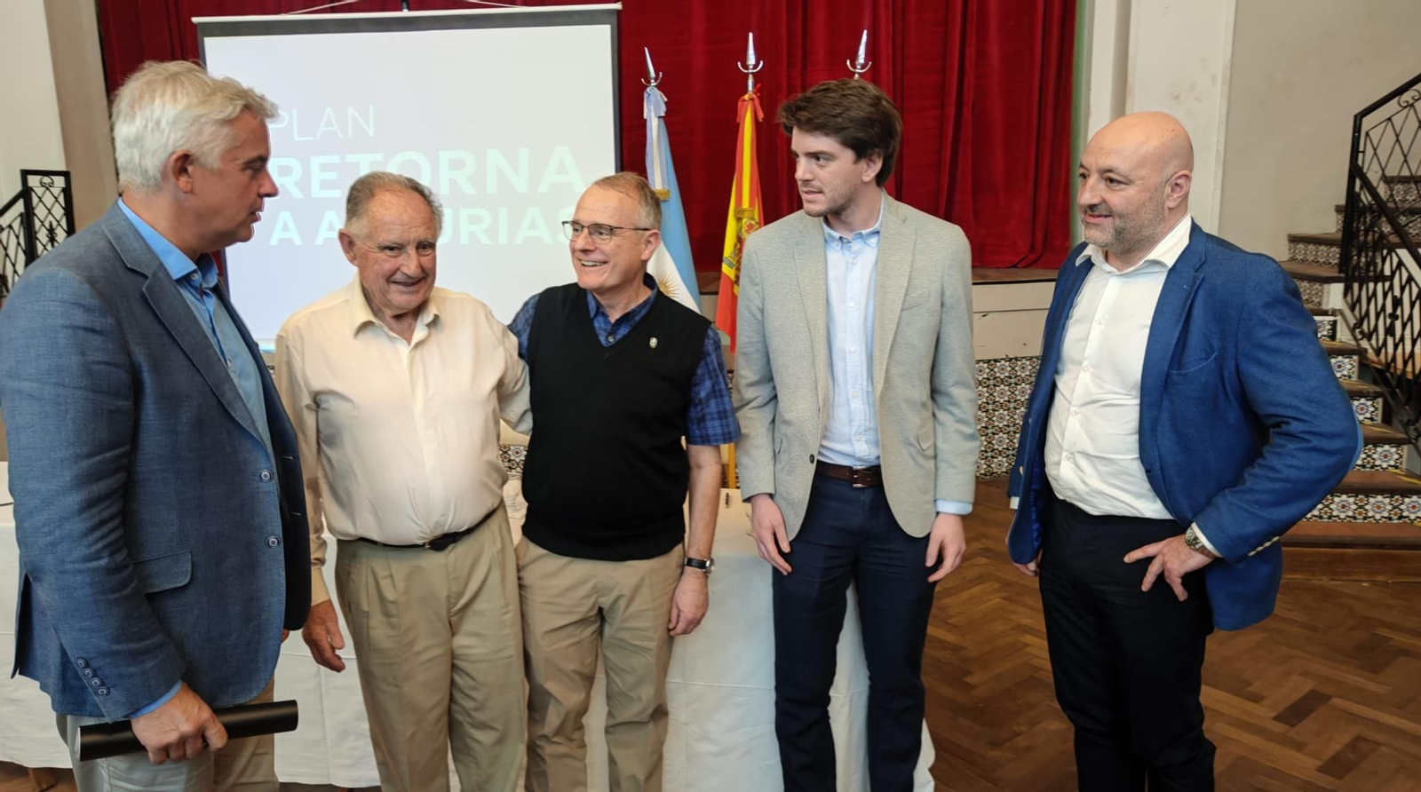 En el centro de la foto Diego Canga en el Centro Asturiano de Mar del Plata, con el presidente de la entidad, José Manuel García Vecino a su derecha y el delegado de la Xunta de Galicia en Argentina, Alejandro López Dobarro