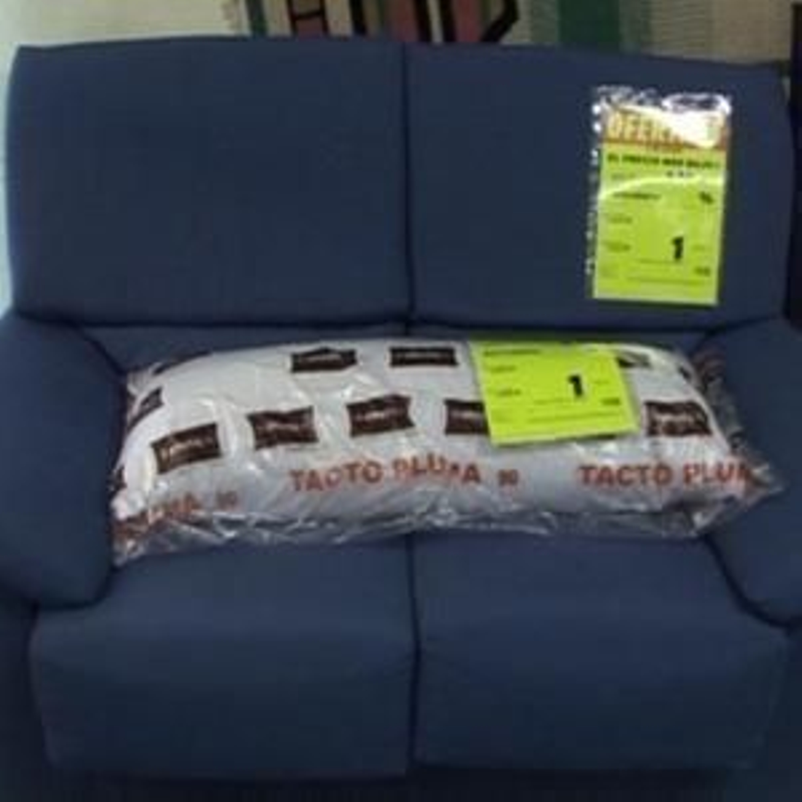 Una almohada y un sofá, al módico precio de un euro.