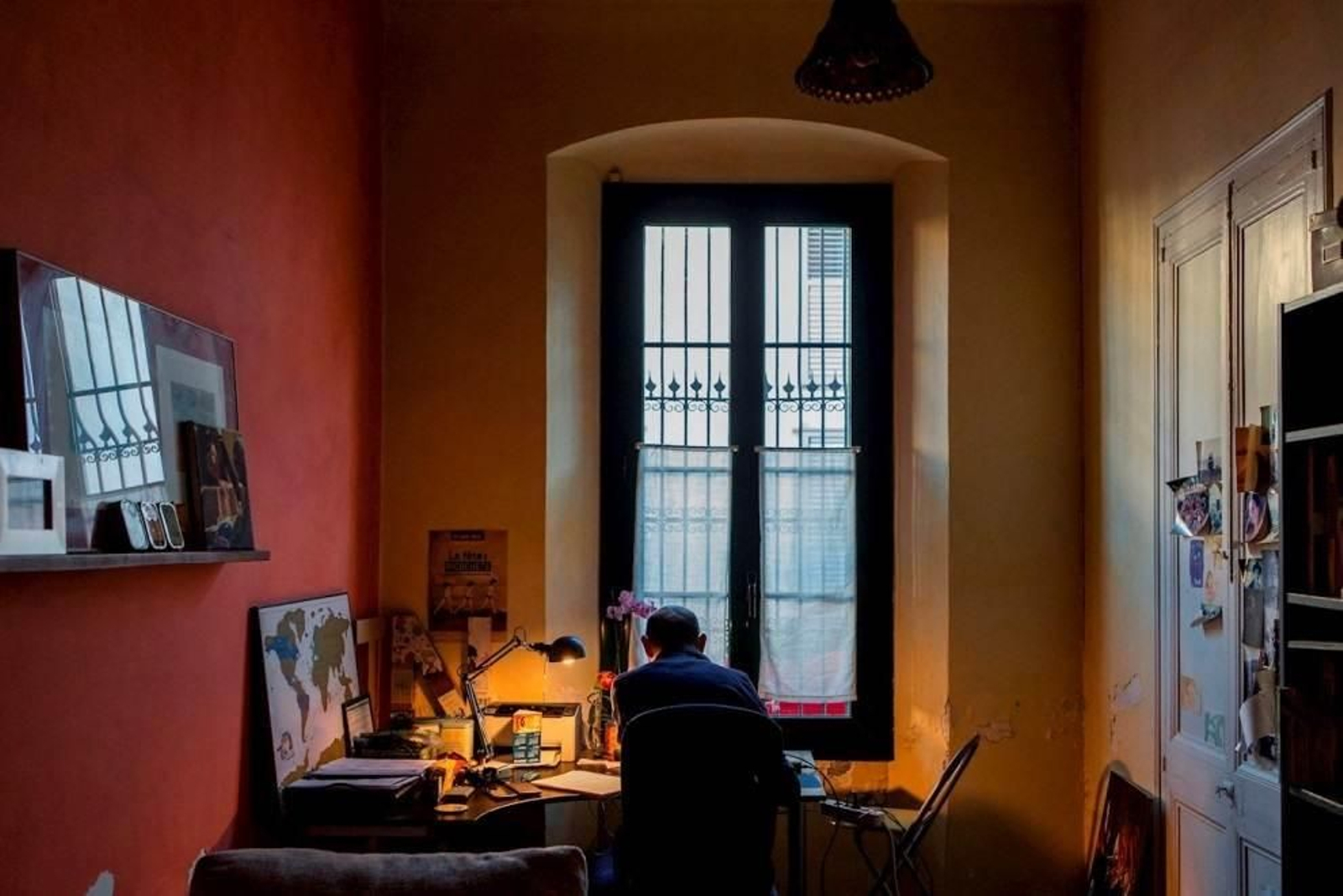 Un hombre teletrabajando desde su casa.