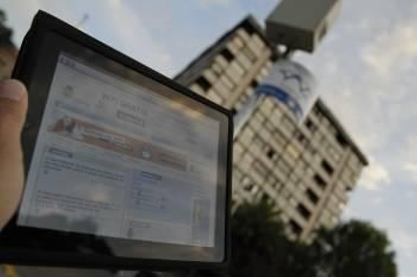 Punto de conexión en el puente Romano de la red gratuita a internet del Concello 'Ourense wifi'. (Foto: MIGUEL ÁNGEL)