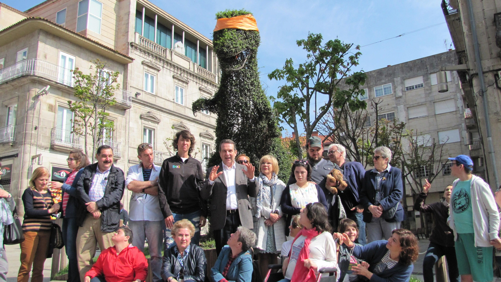El alcalde Abel Caballero, durante la presentación de la campaña, junto al dinoseto.