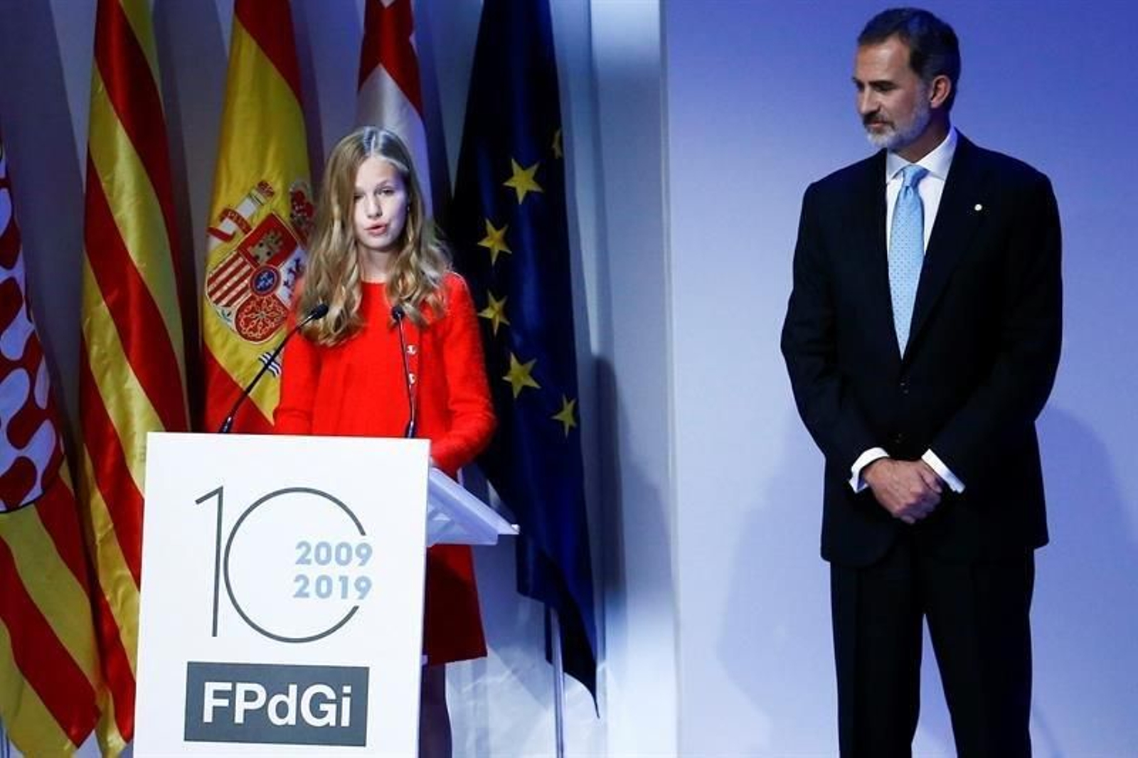 La princesa Leonor, acompañada por su padre, el rey Felipe