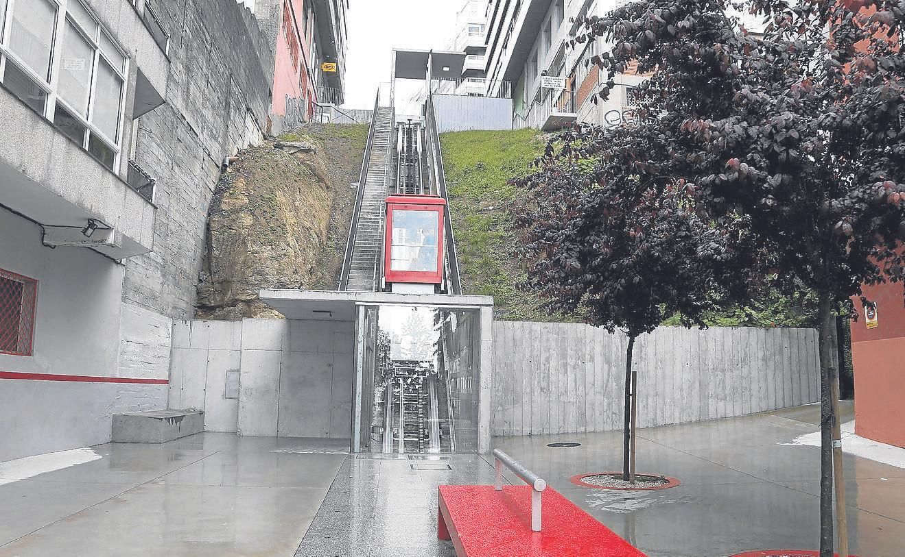 Ascensores Enor instaló el primer ascensor inclinado, que va de Camelias a Menéndez Pelayo.