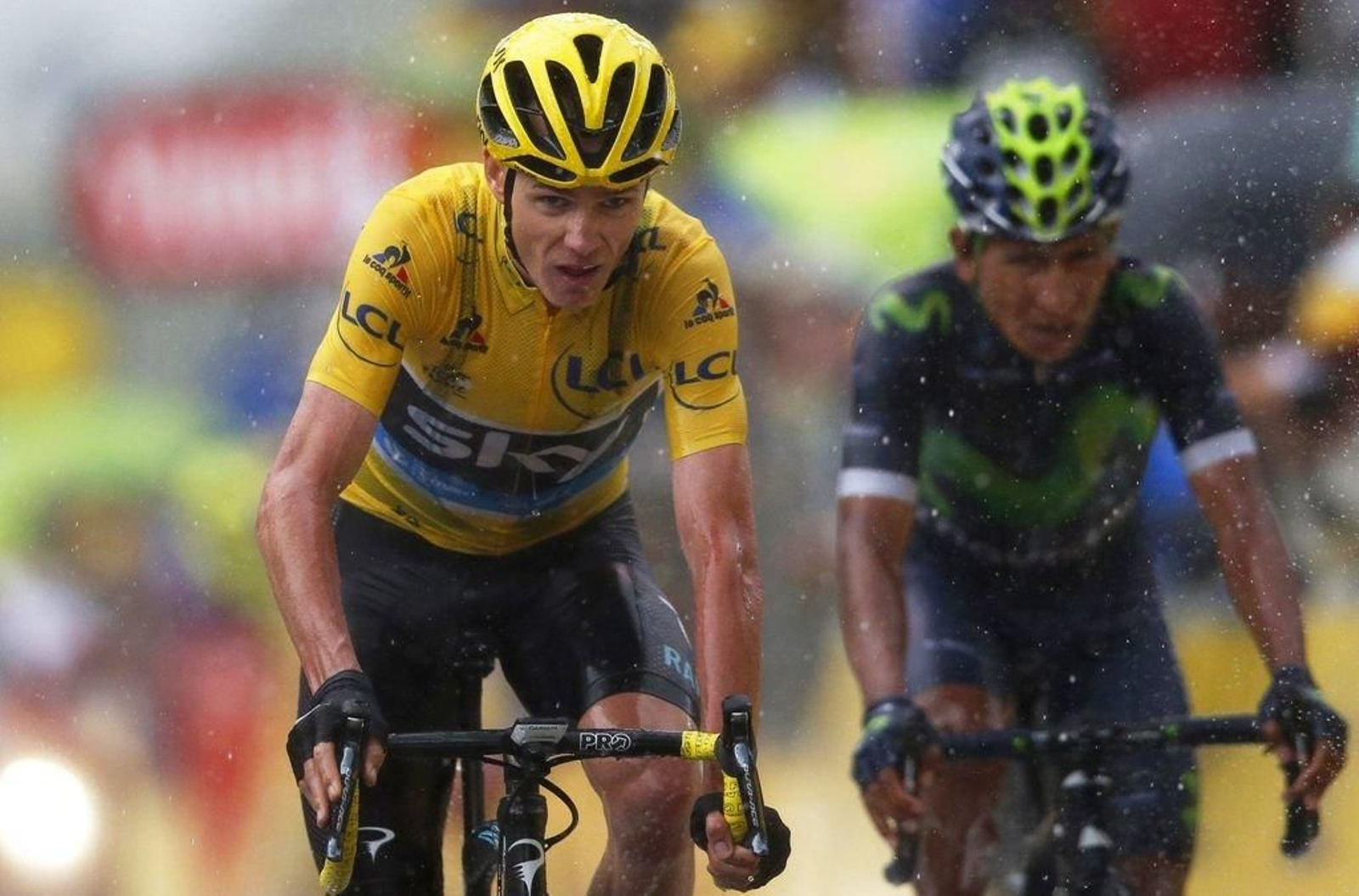 Chris Froome y Nairo Quintana pedalean bajo la lluvia durante la etapa de ayer.