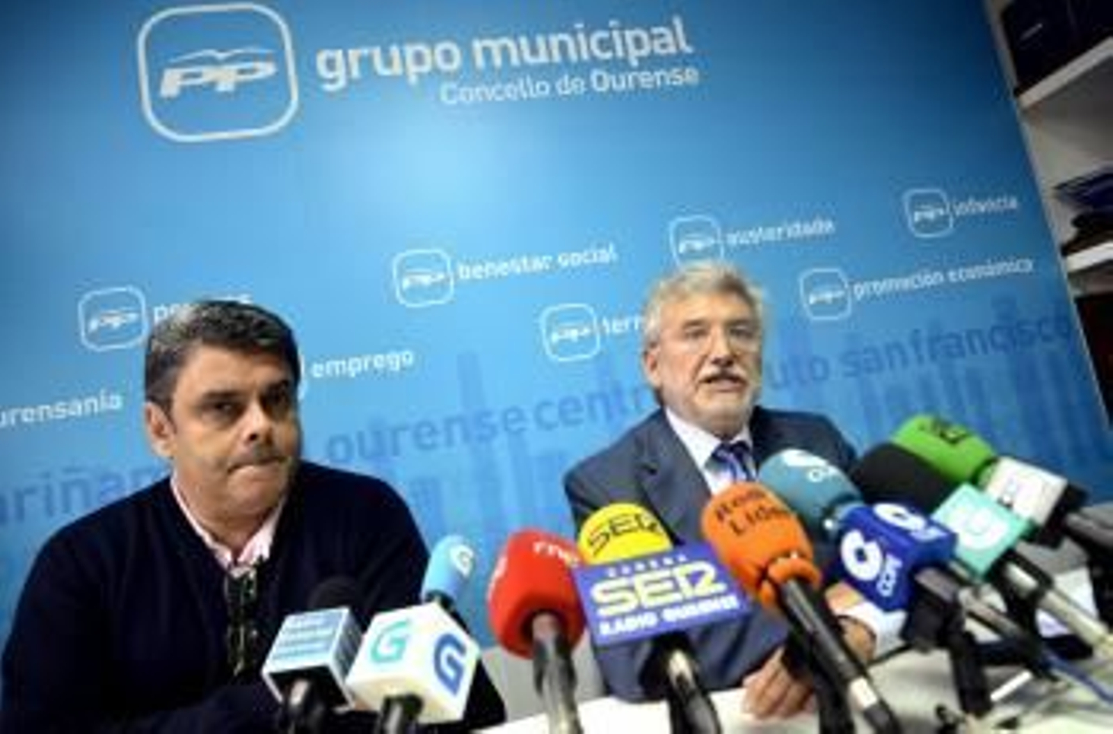 El concejal del PP Miguel Abad (i) y el portavoz municipal del PP, Rosendo Fernández (d)