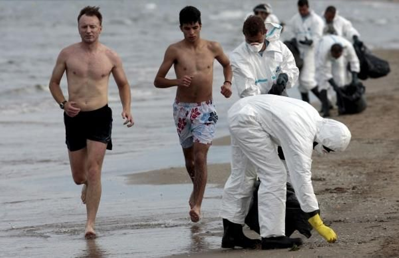 Trabajos de recogida del fuel de las playas.