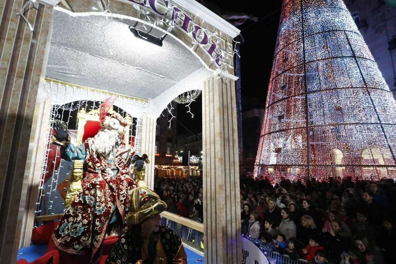 La Cabalgata de Vigo fue un derroche de luces y fantasía con las calles llenas de espectadores que recogieron las cuatro toneladas y media de caramelos.