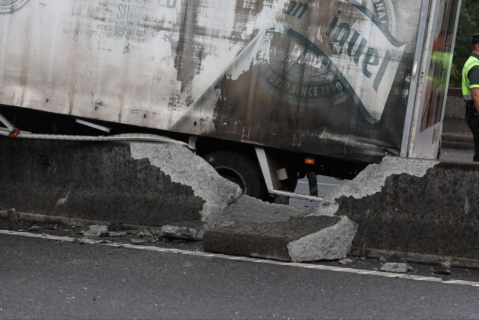 Accidente de un camión en la A-55 en Mos. // Alberte