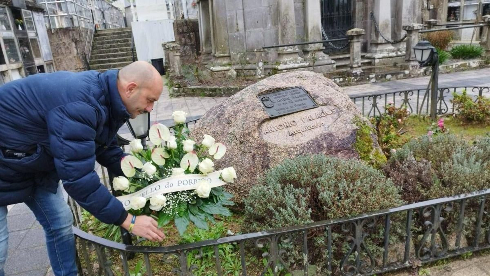 Alejandro Lorenzo, depositando el ramo de flores sobre la tumba de Palacios en el cemenerio municipal porriñés.