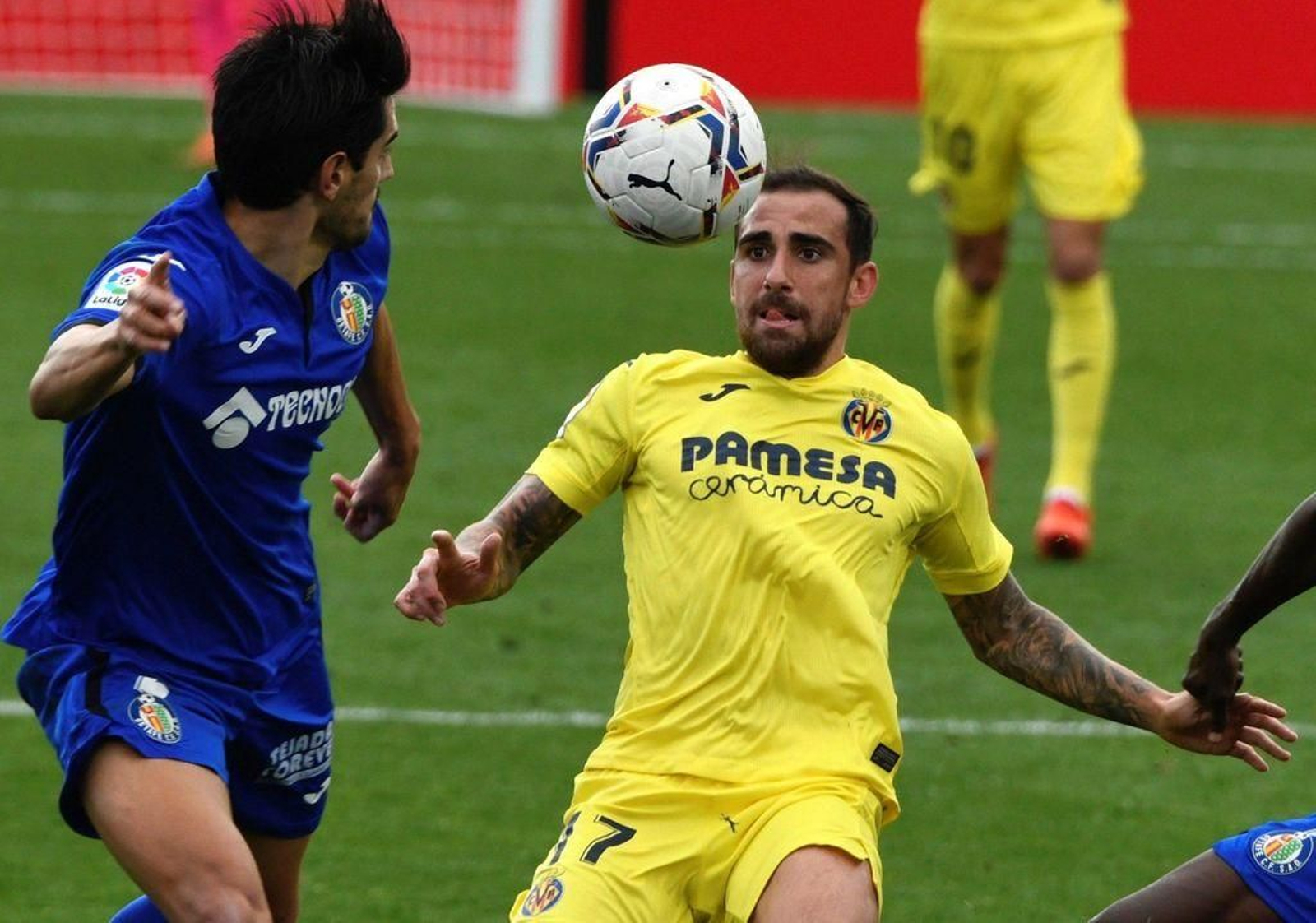 Paco Alcácer trata de controlar el balón ante Chema Rodríguez.