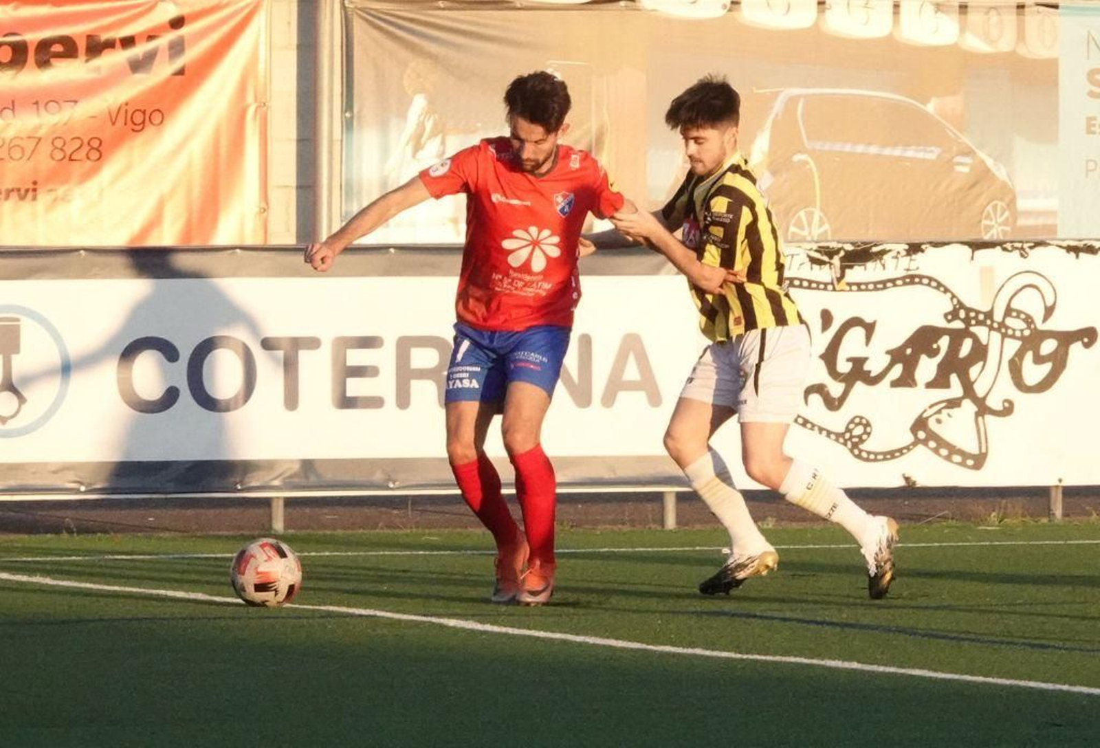 La falta de acierto del Rápido de cara a portería dejó el encuentro abierto y el conjunto de Valdeorras lo aprovechó para remontar en el tramo final.