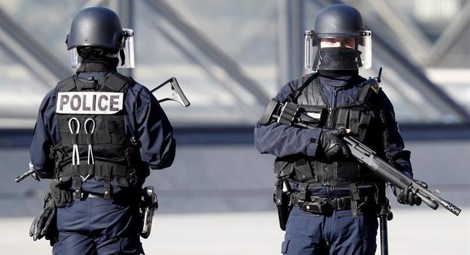 Agentes de policía montan guardia en los alrededores del museo Louvre en París