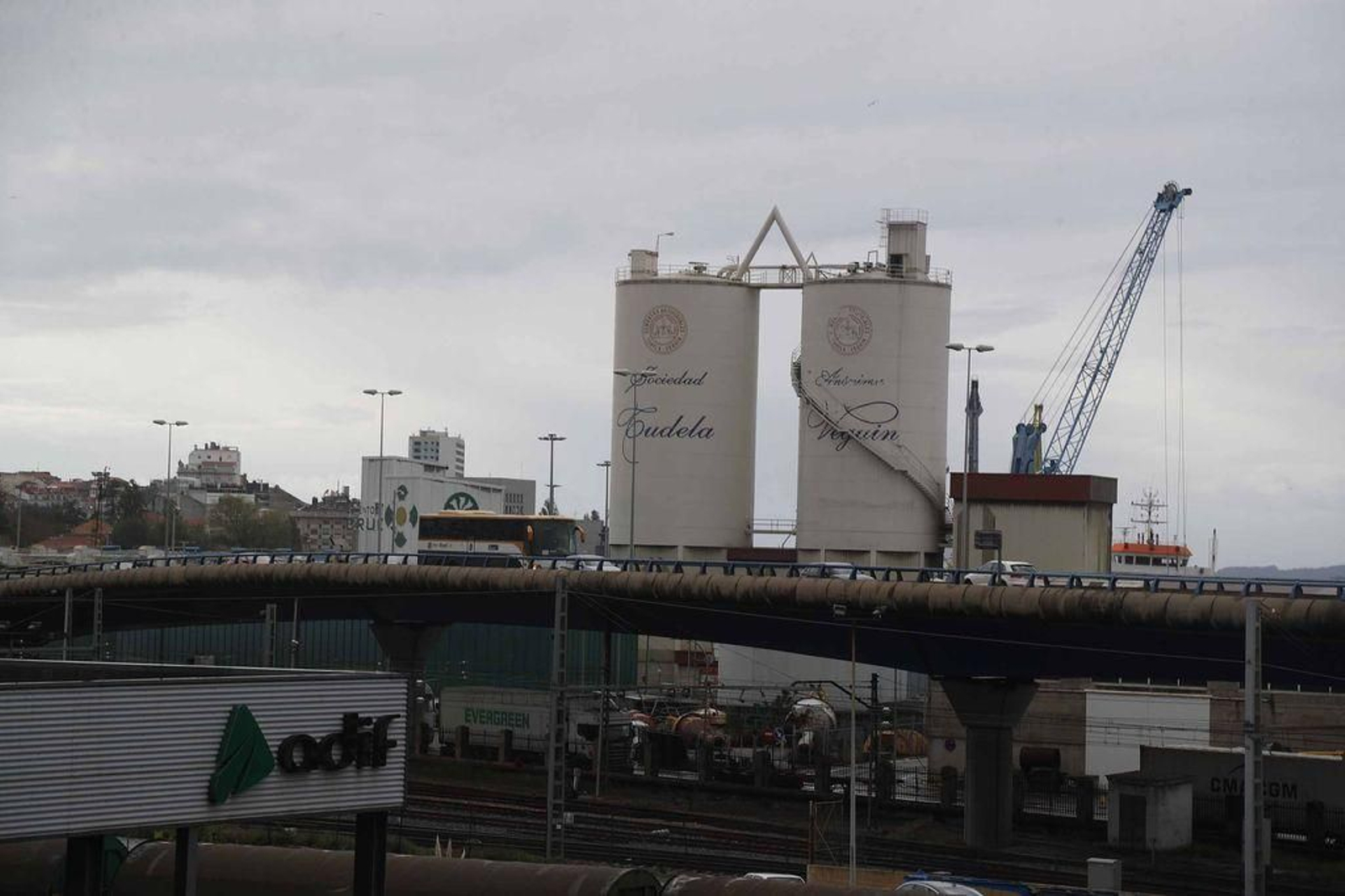 Los antiguos silos de cemento de Tudela Veguín, que serían sustituidos por otros mayores.
