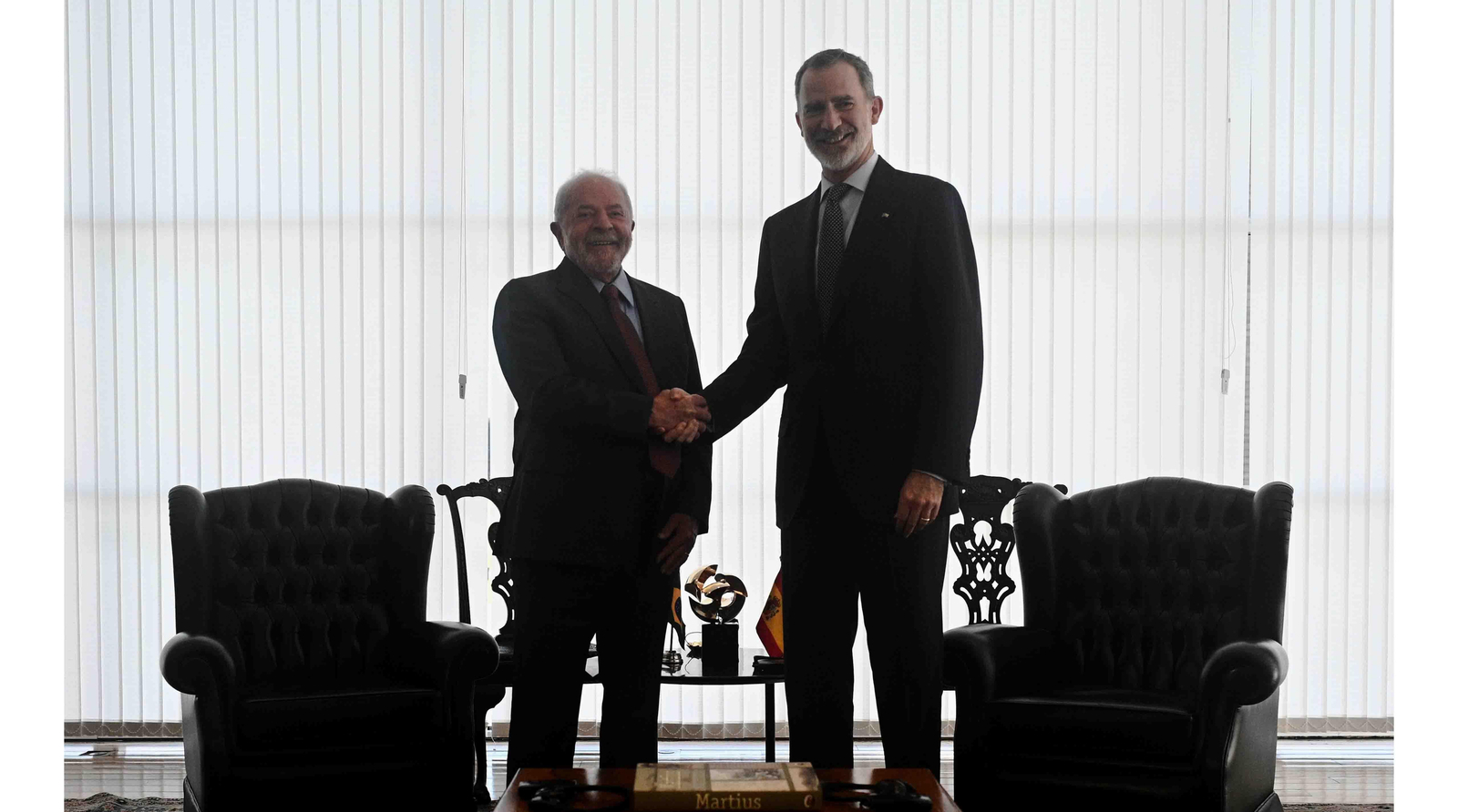 El nuevo presidente de Brasil, Luiz Inácio Lula da Silva, saludando al rey de España, Felipe VI, en el Palacio de Itamaraty de Brasília (Brasil). EFE/ Andre Borges