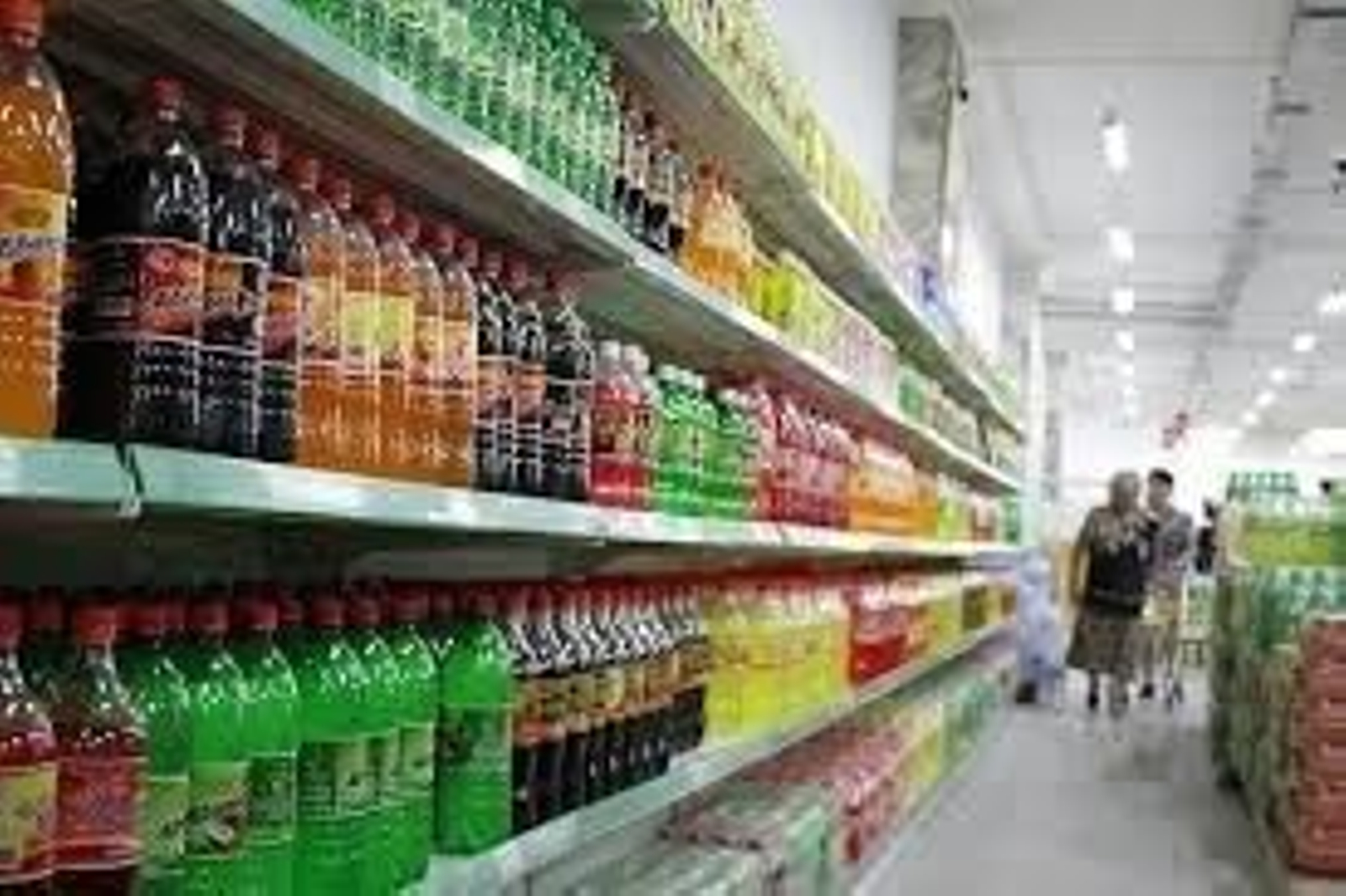 Estanterías de bebidas edulcoradas en un supermercado.