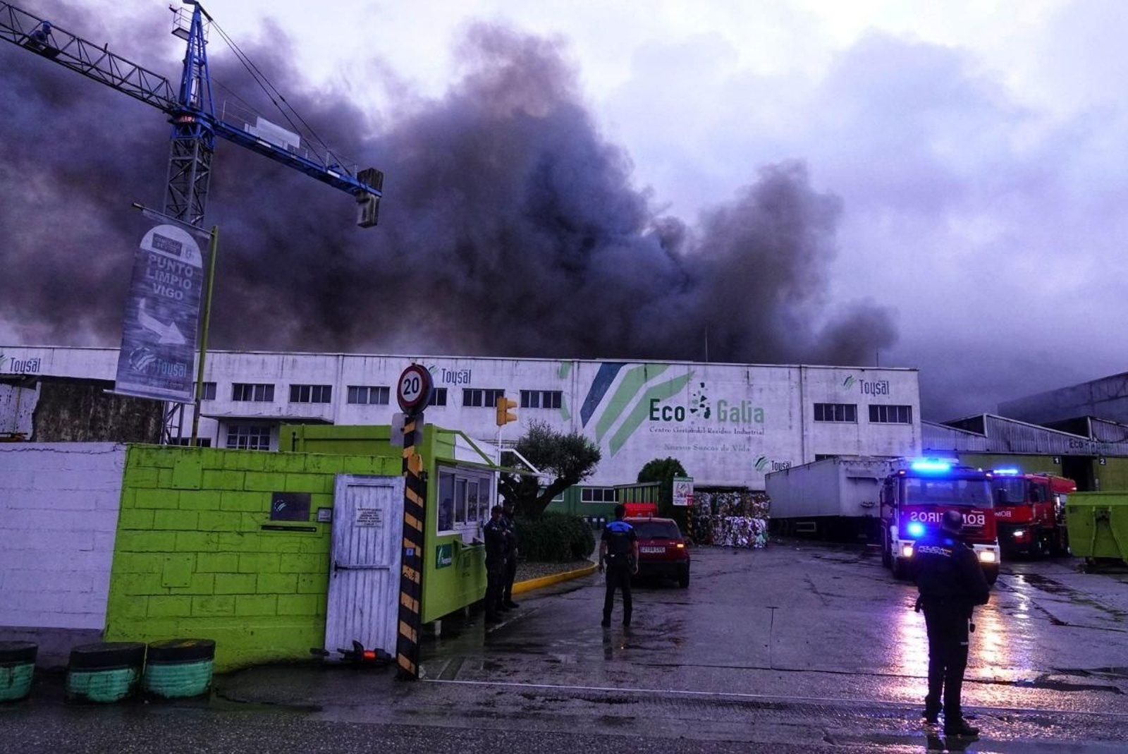 Los bomberos terminan de sofocar el incendio del punto limpio en Vigo. // Vicente Alonso