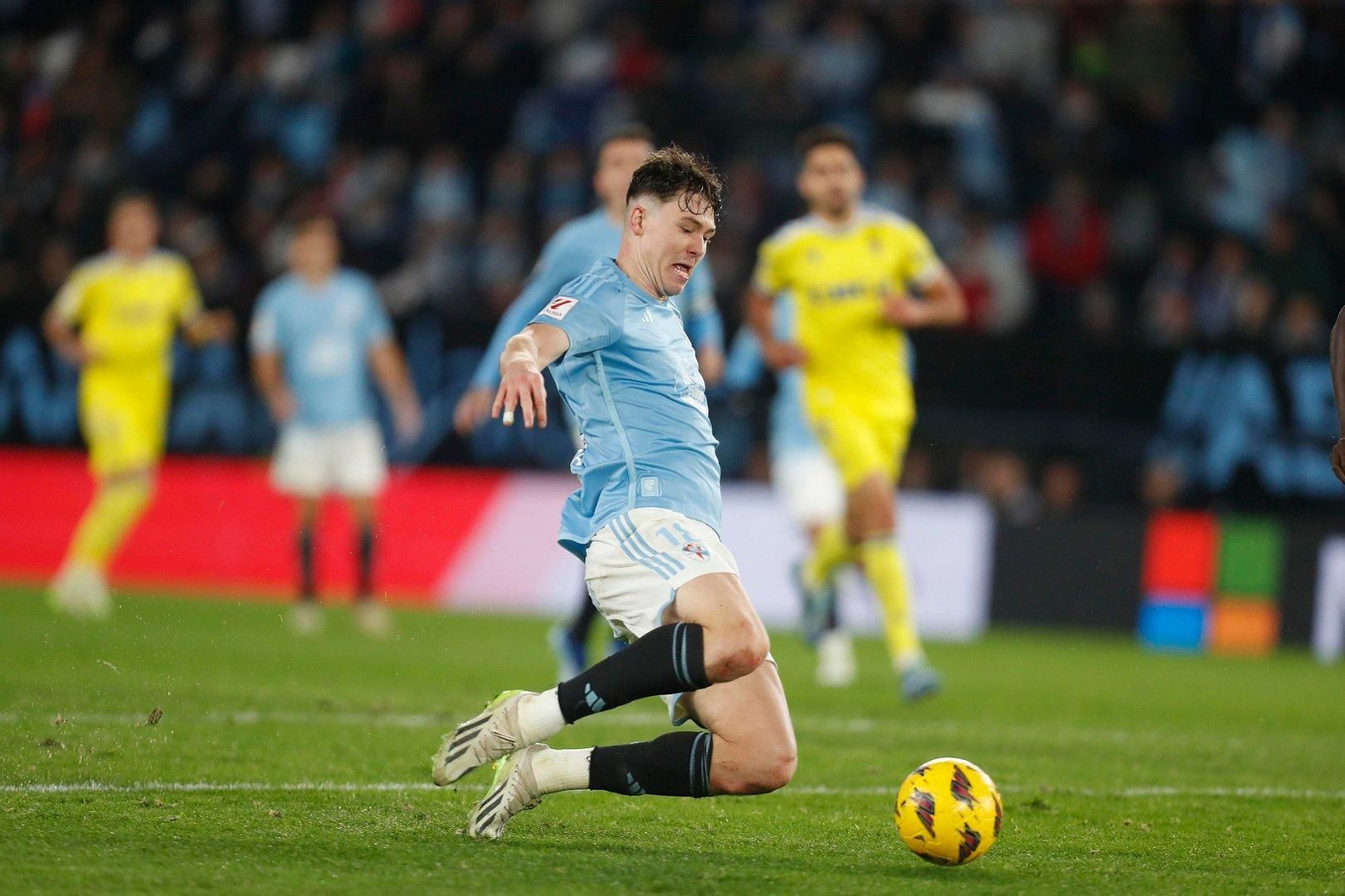 Larsen remata un centro.