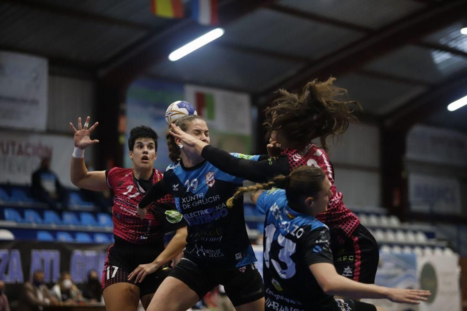 Descalzo e Patricia Lima tratan de defender un ataque do Aula Cultural.