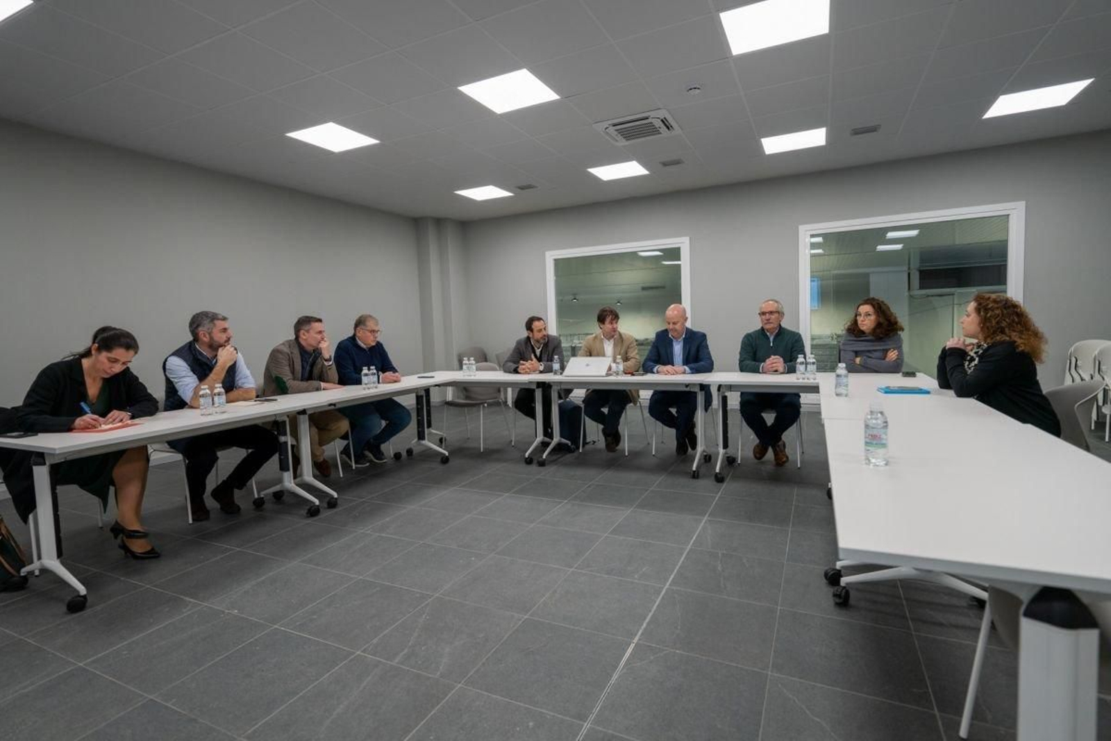 Francisco Menéndez durante la reunión con los empresarios del polígono de Areas-Tui.