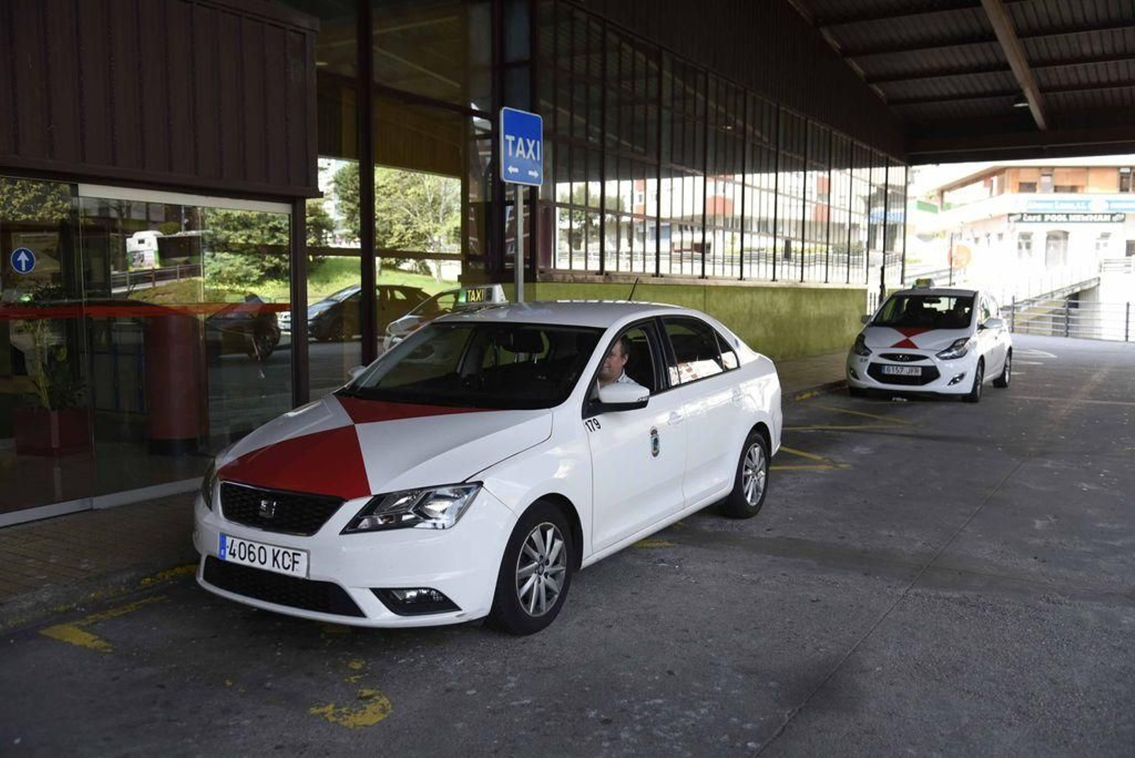 Taxistas en la parada de la estación de autobuses de Vigo en la tarde de ayer.