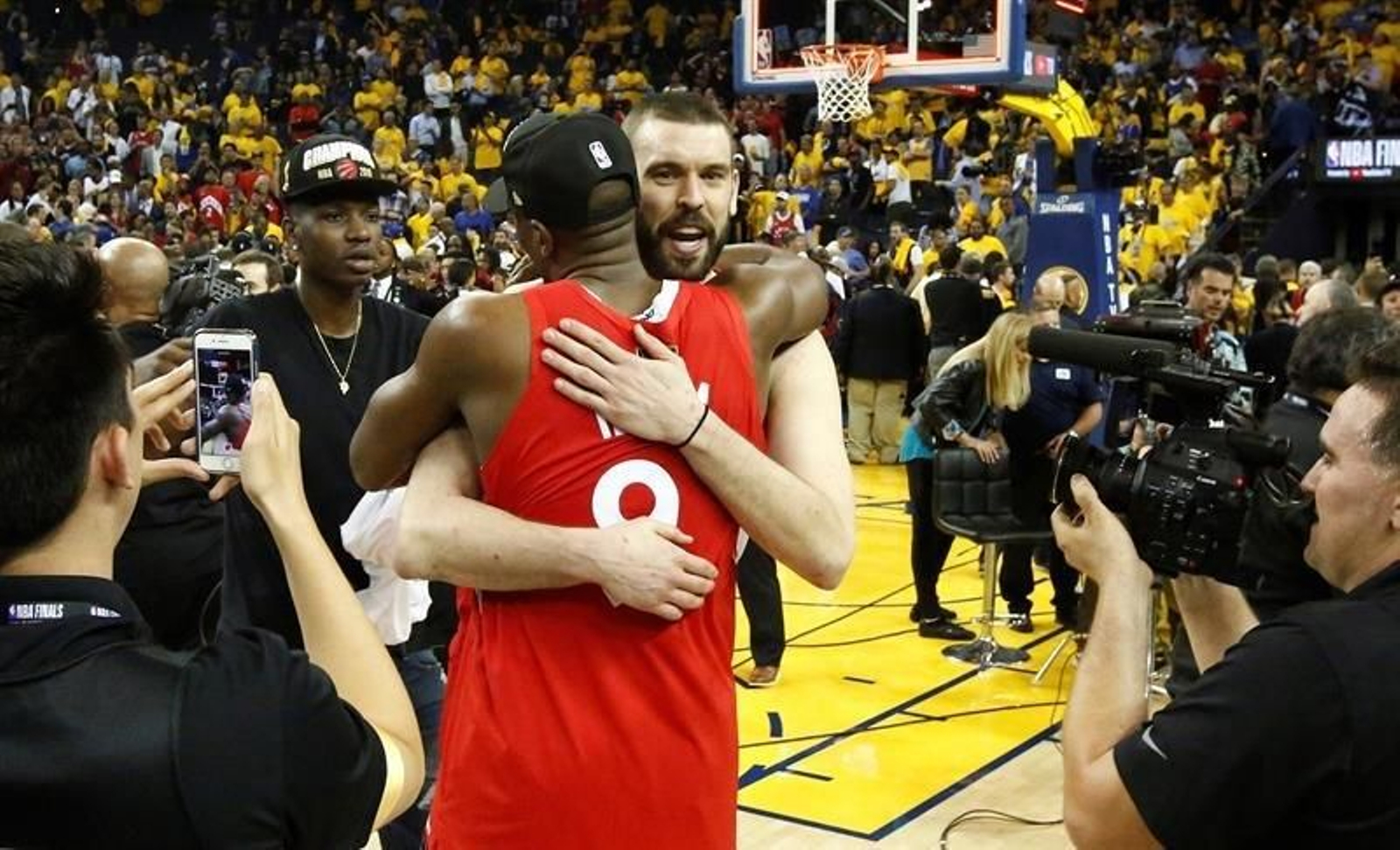El jugador de los Raptors de Toronto Marc Gasol de España (d) abraza a su compañero Serge Ibaka (i)