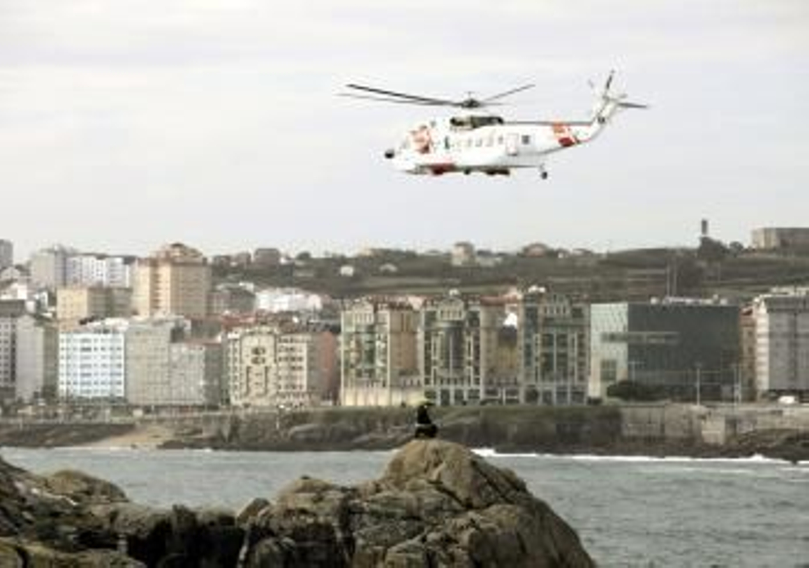 El helicóptero de Salvamento Marítmo sobrevuela la zona de la Casa de los Peces de A Coruña