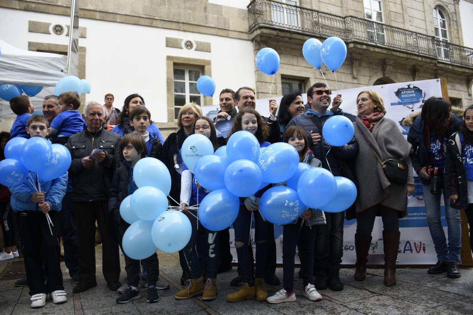 Jóvenes y adultos posaron con globos azules junto al alcalde tras leer el manifiesto.