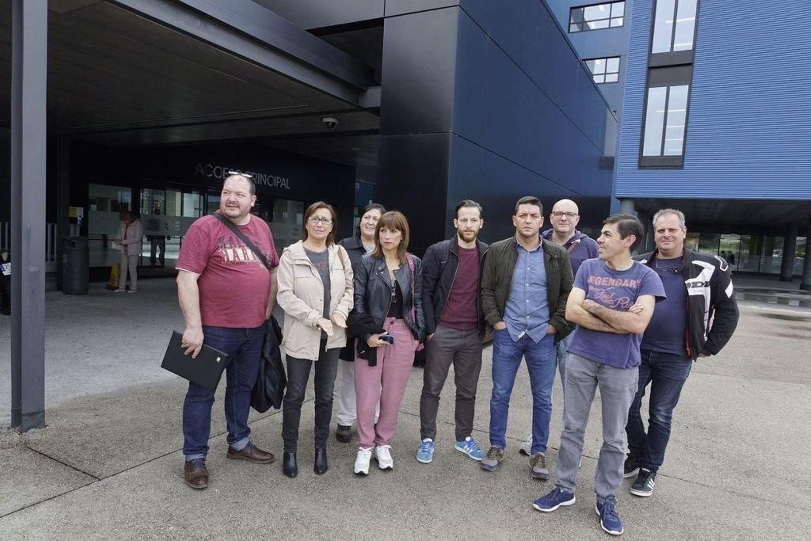 Delegados sindicales del Hospital Povisa se acercaron ayer por la mañana al Álvaro Cunqueiro.