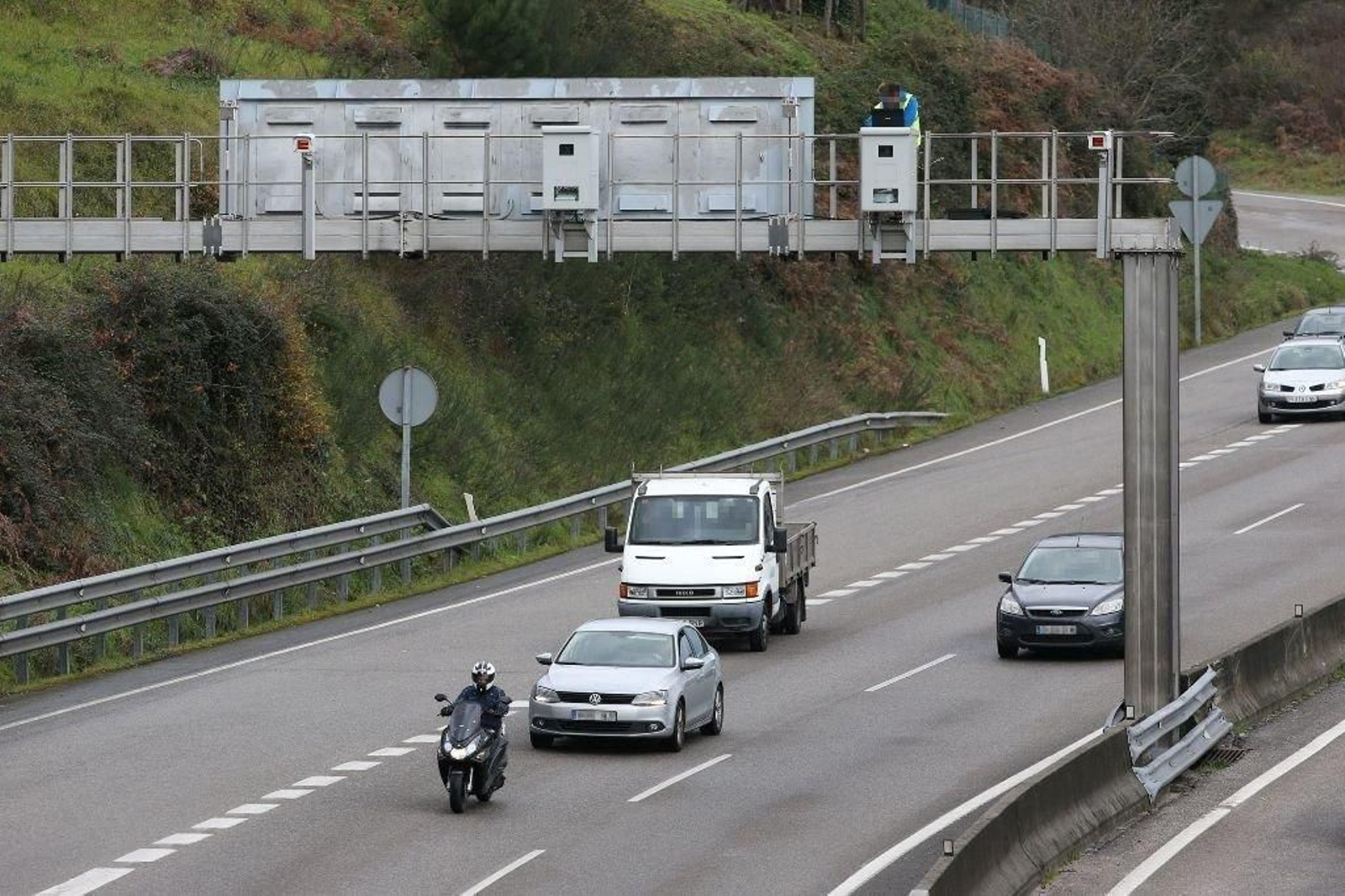 Un operario sobre uno de los radares de la A-55. Hay seis instalados.
