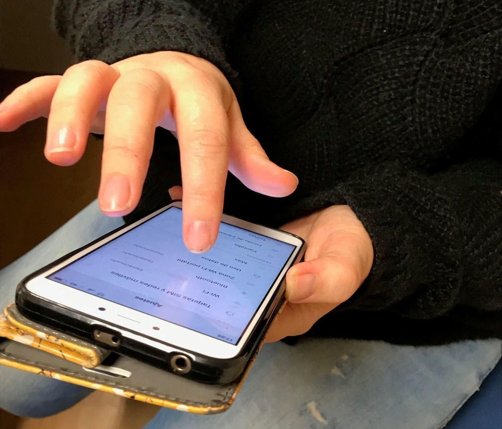 Las aplicaciones de mensajería móvil, uno de los medios más frecuentes de estos delitos.