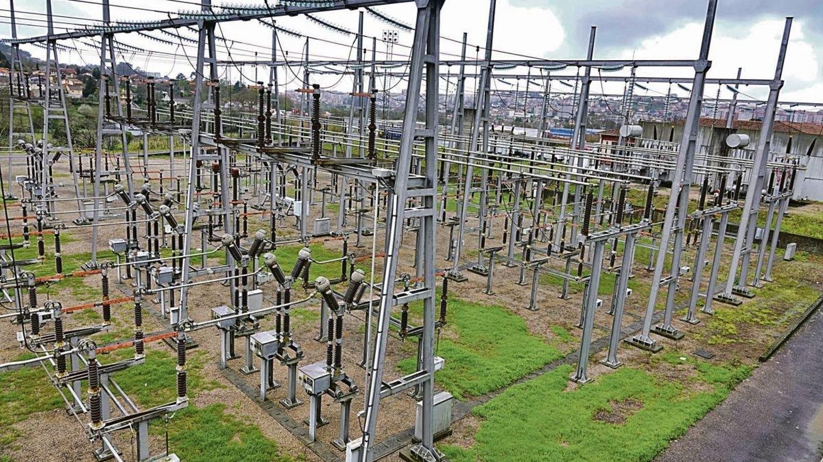 Vista de la zona exterior de la subestación de Sárdoma, próxima a la avenida de Madrid.