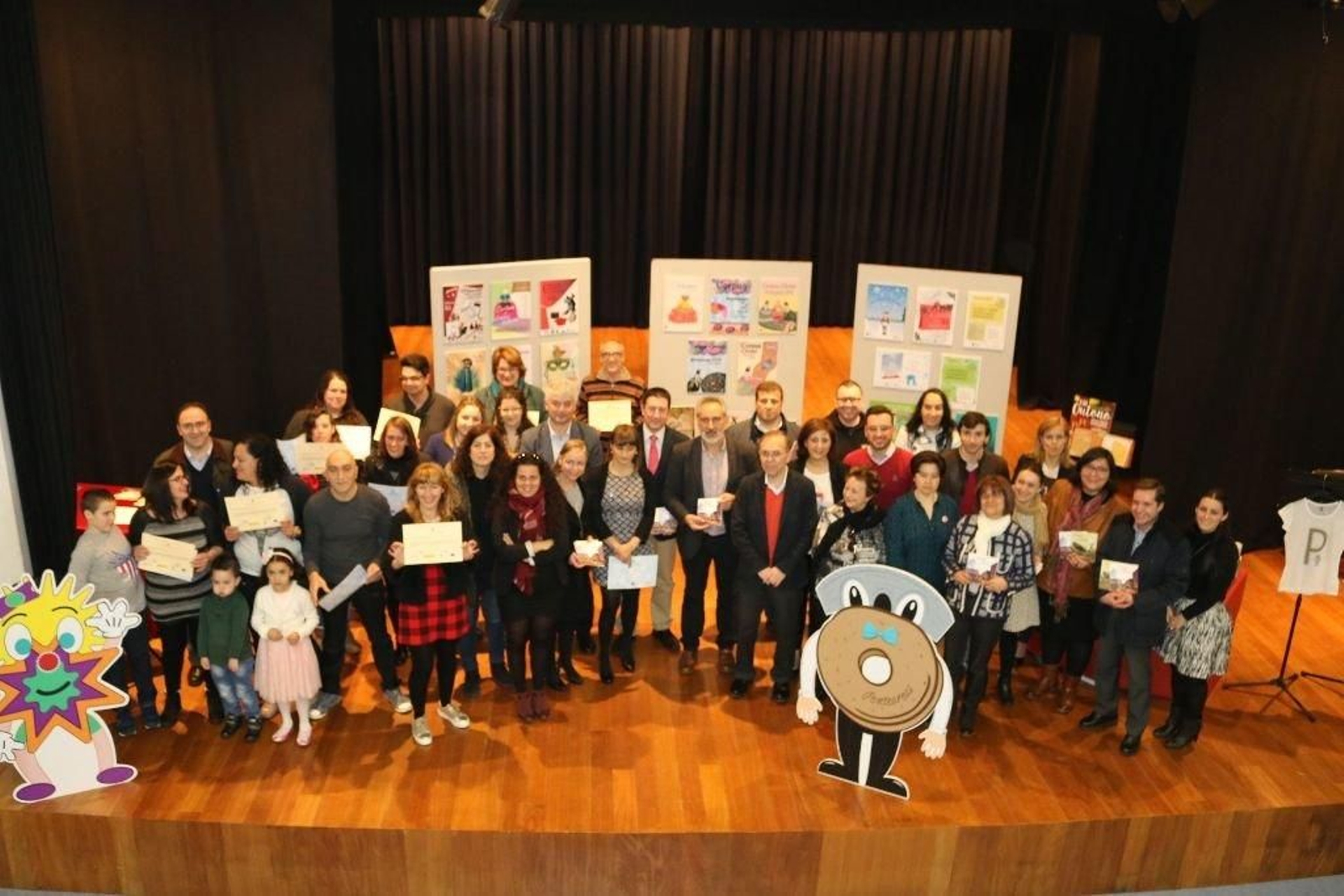 Foto de familia de autoridades y alumnos, ayer en la clausura del Obradoiro de Emprego.