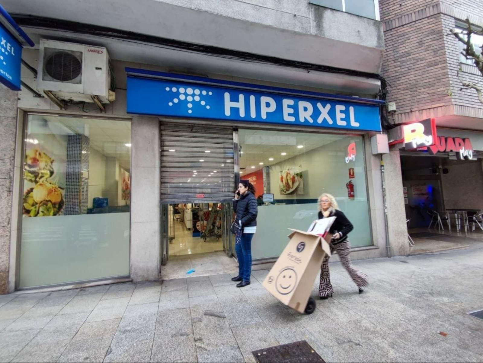 Puesta a punto de la tienda de Sanjurjo Badía para la apertura prevista este miércoles.