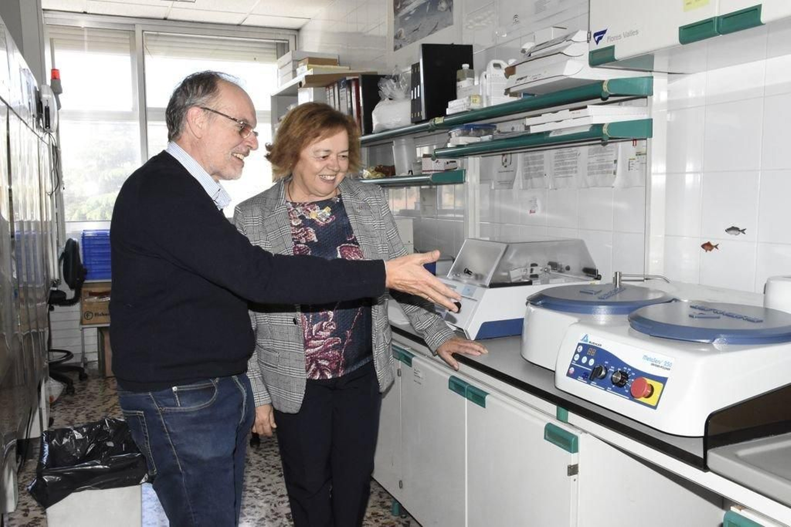 El investigador Antonio Figueras con la presidenta del CSIC, Rosa Menéndez,  en una visita a Vigo.