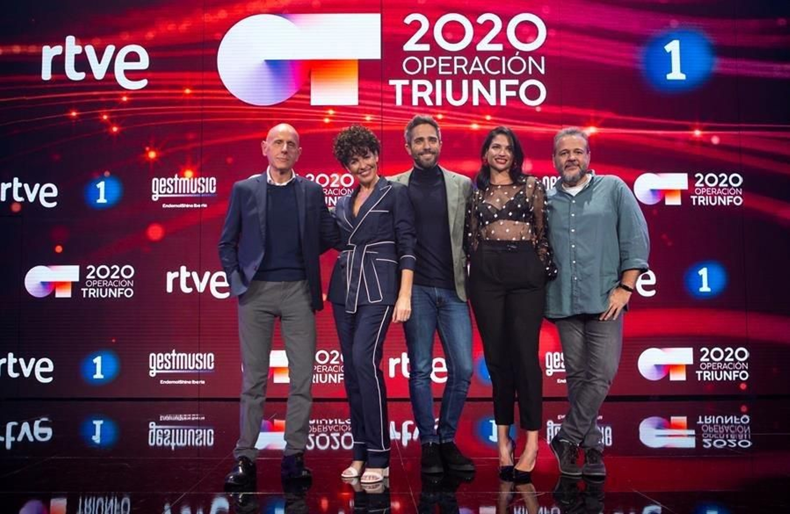 El presentador de Operación Triunfo, Roberto Leal (c), posa junto al elenco completo de los miembros del jurado de la Academia: el director de Cadena 100, Javier Llano (i), la cantante y logopeda Nina (2i), la vocalista del grupo La Quinta Estación, Natalia Jiménez (2d), y el asistente artístico Javier Portugués "Portu" (d)