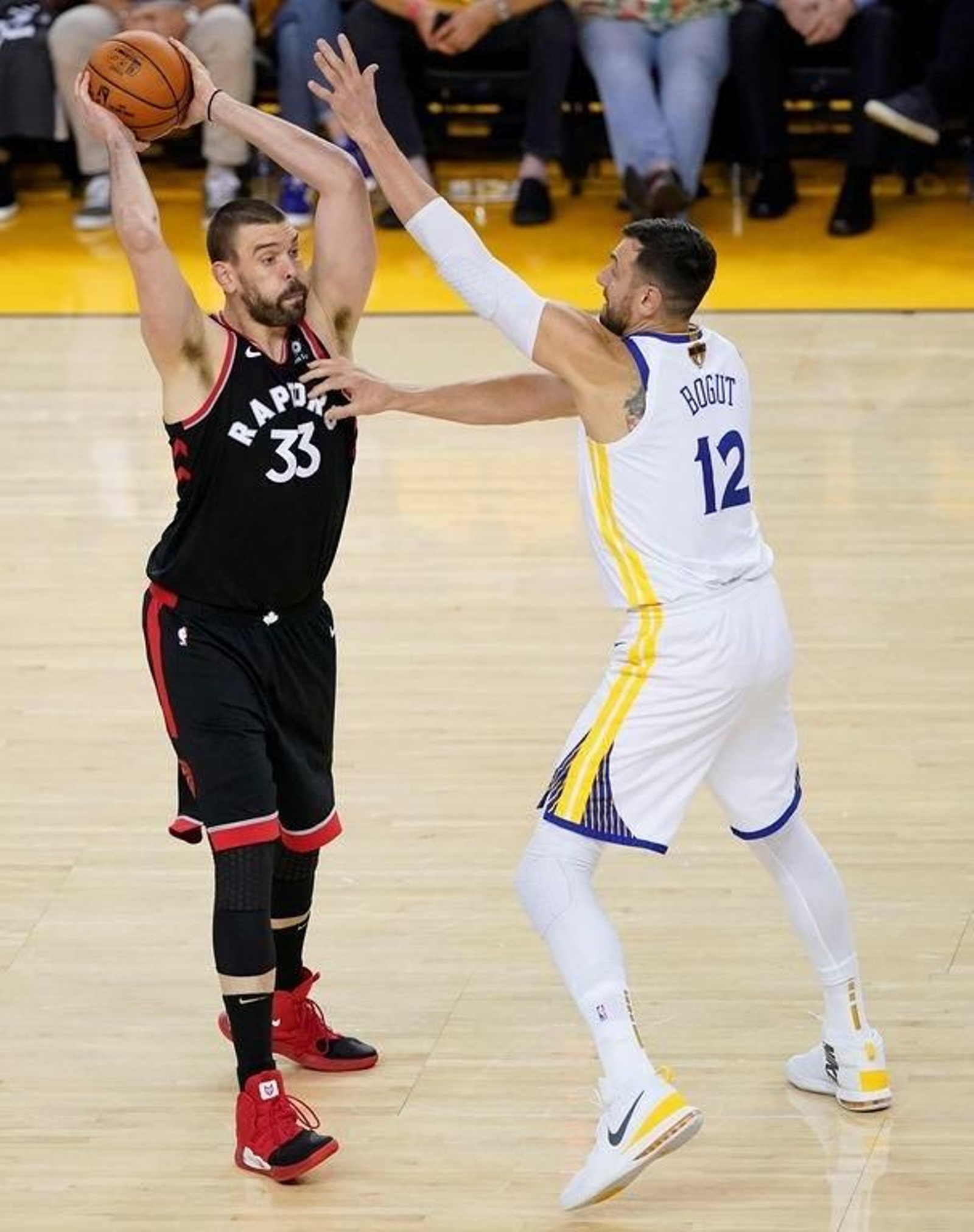 Marc Gasol busca un pase.