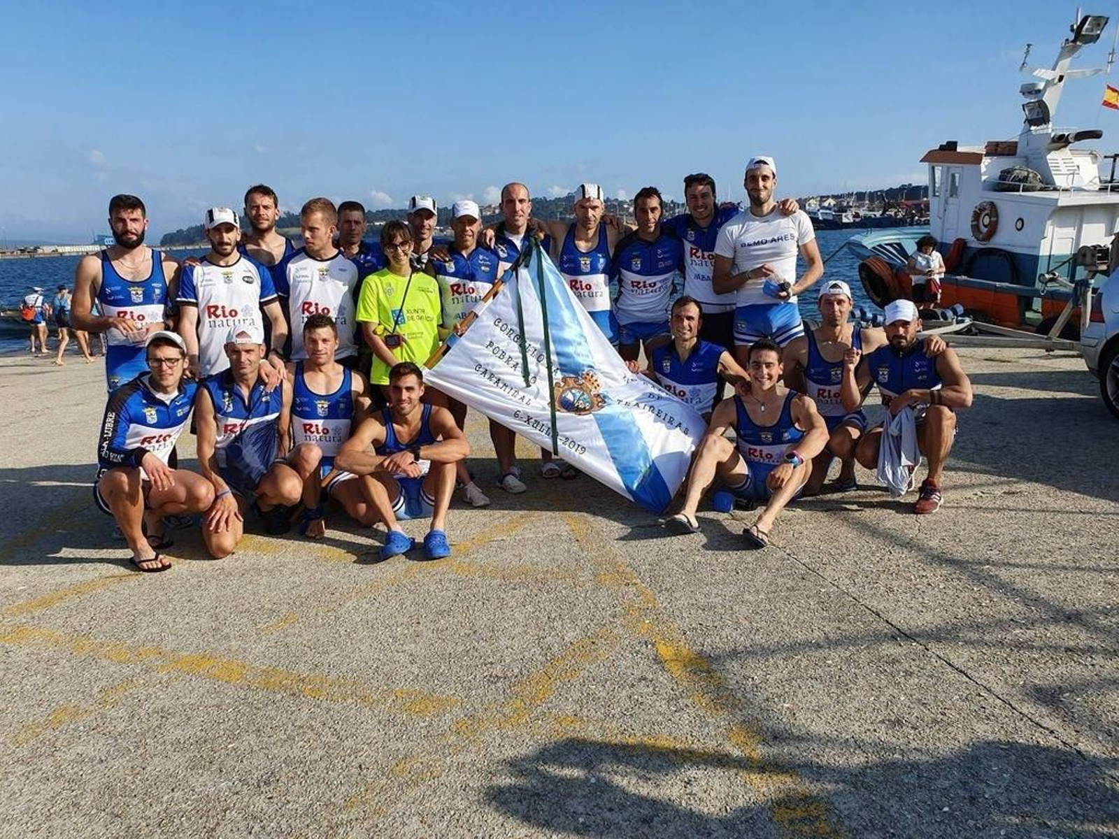 La tripulación de Ares celebra su victoria en la Bandeira Marina Cabo da Cruz.