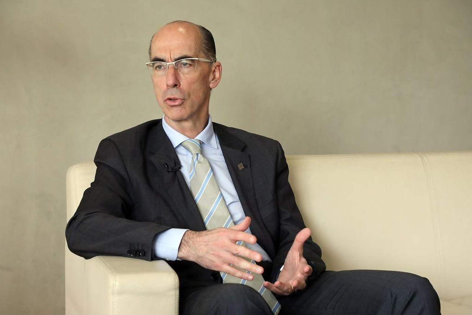 El conselleiro de Sanidade, Jesús Vázquez Almuíña, reflexiona durante la entrevista en su despacho.