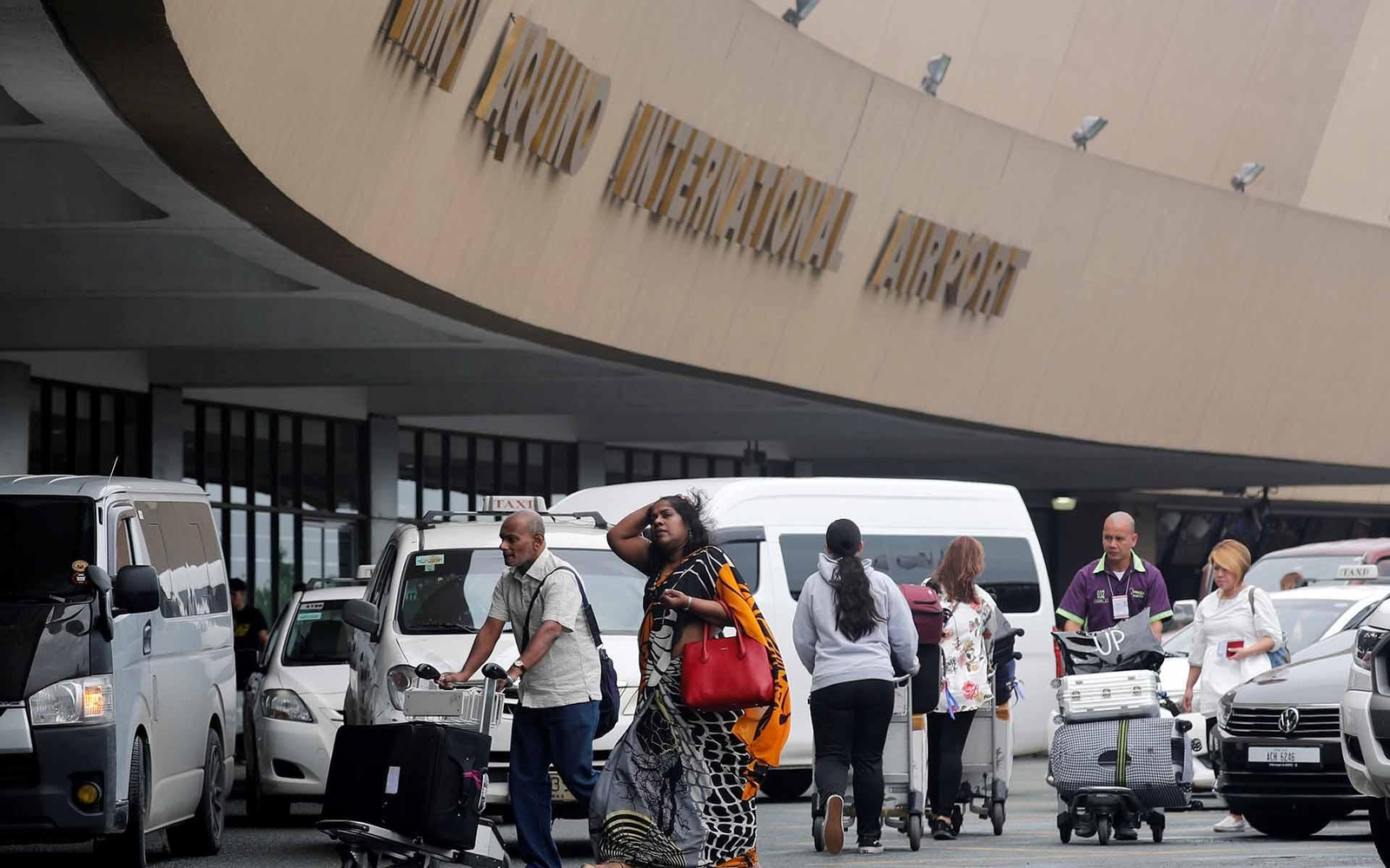 Numerosos pasajeros llegan al aeropuerto internacional de Manila (Filipinas). EFE/FRANCIS R. MALASIG/Archivo