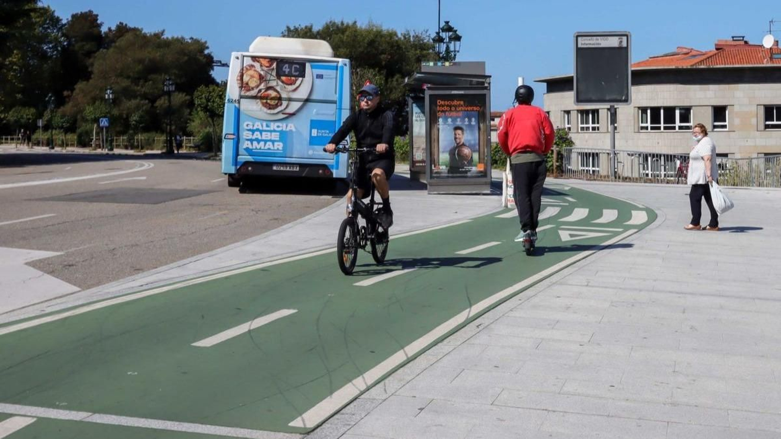 Una bicicleta eléctrica y un patinete, en el carril bici.