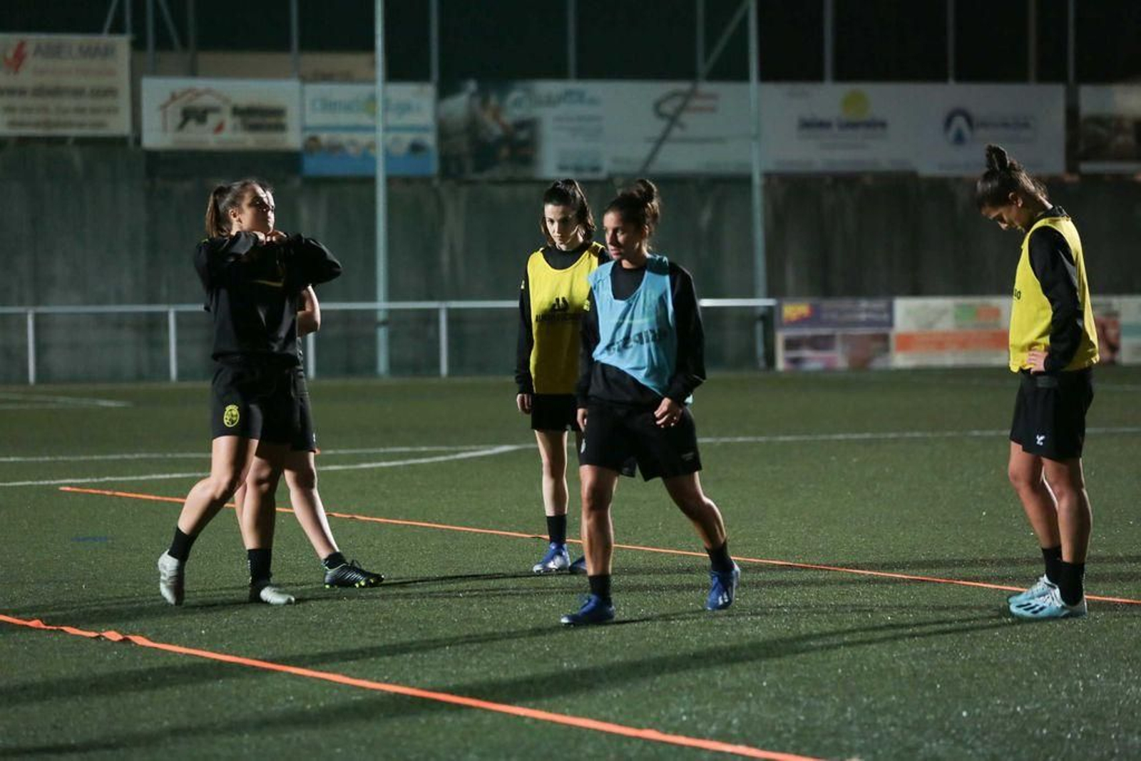 Joana -de peto azul- es una de las seis exfutbolistas del Sárdoma que volverán hoy al césped de As Relfas.
