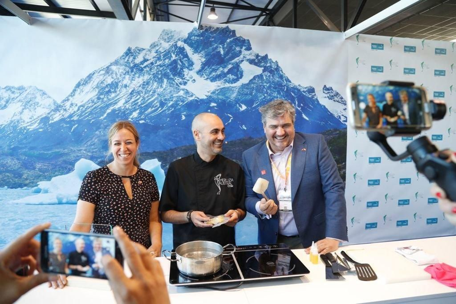 Valeria Carvajal, Rafa Centeno y Alejandro Buvinic durante la preparación de merluza de Chile.