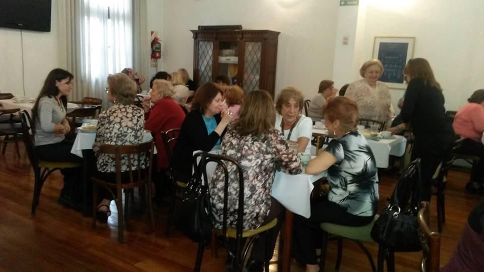 La comisión de Damas del Casal de Cataluña de Buenos Aires durante la recaudación de dinero para un hospital infantil.